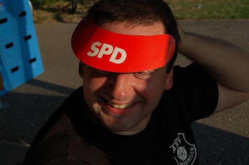Martin Ehret mit SPD-Sonnenschild