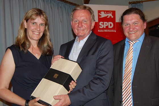 Birte Könnecke und Oswald Prucker bedanken sich bei Claus Schmiedel für seinen Besuch.