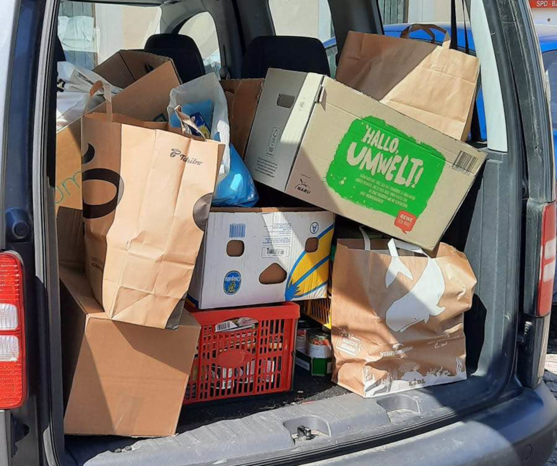 Foto eines Kofferraums gefüllt mit Lebensmittelspenden für den Tafelladen