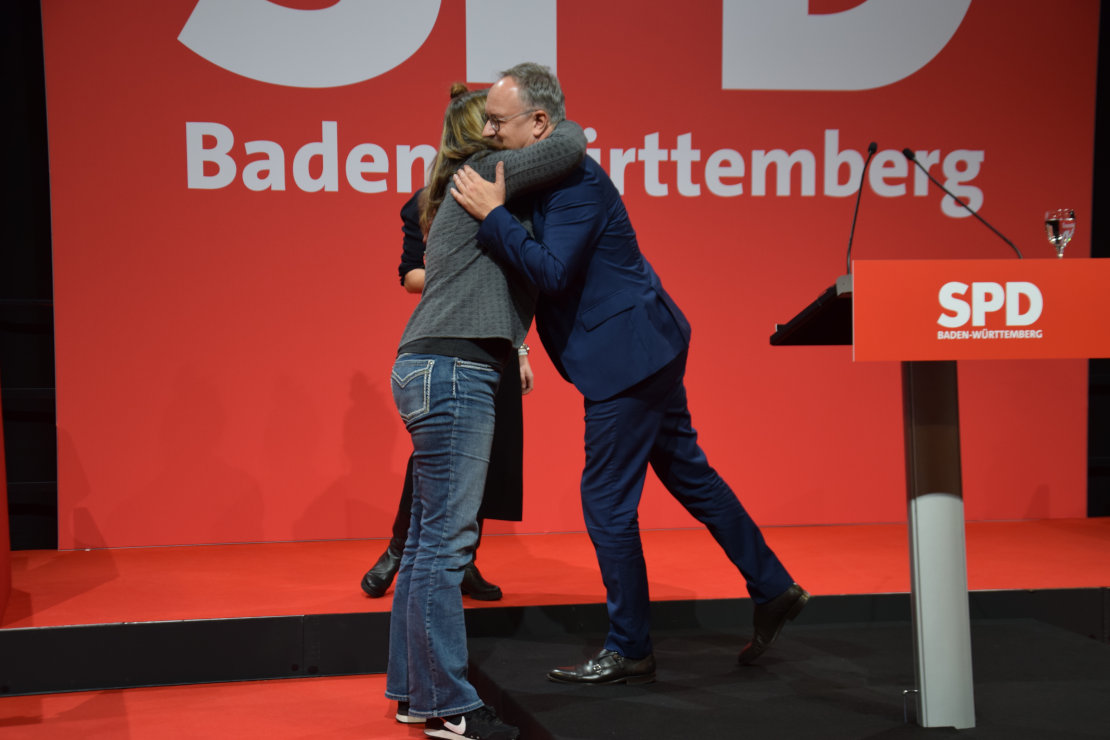 Birte Könnecke wird von Andreas Stoch umarmt.