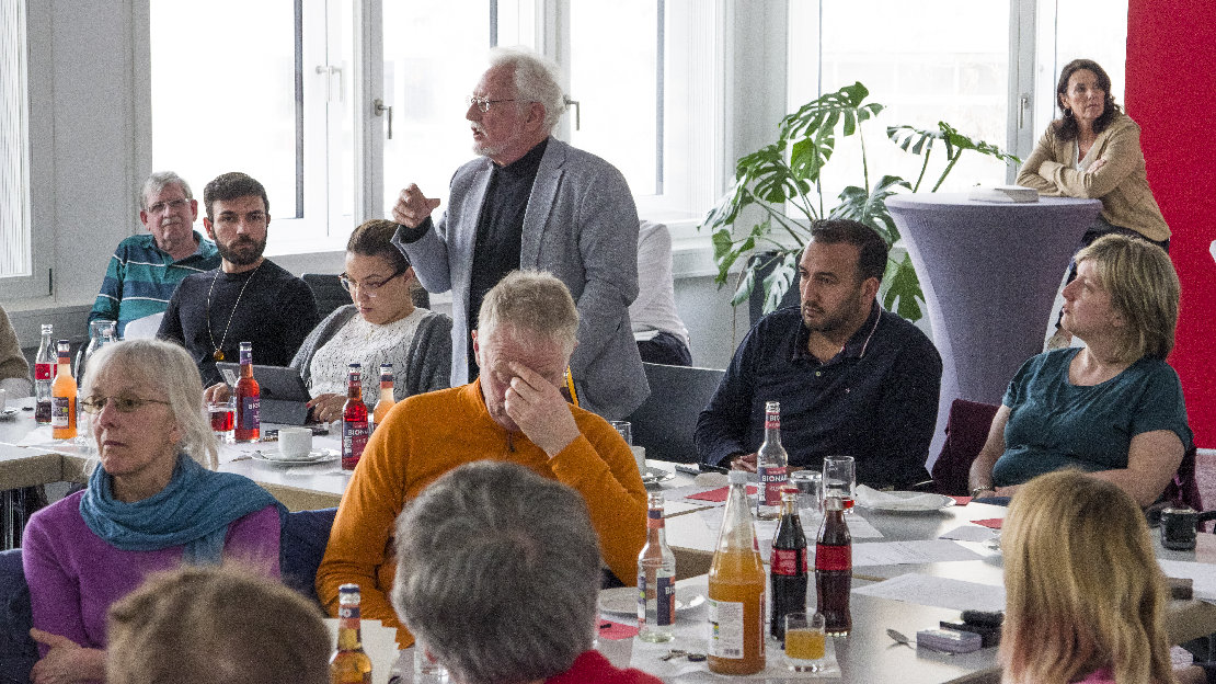 Blick auf die Delegierten. Es wird gerade eine Frage gestellt.