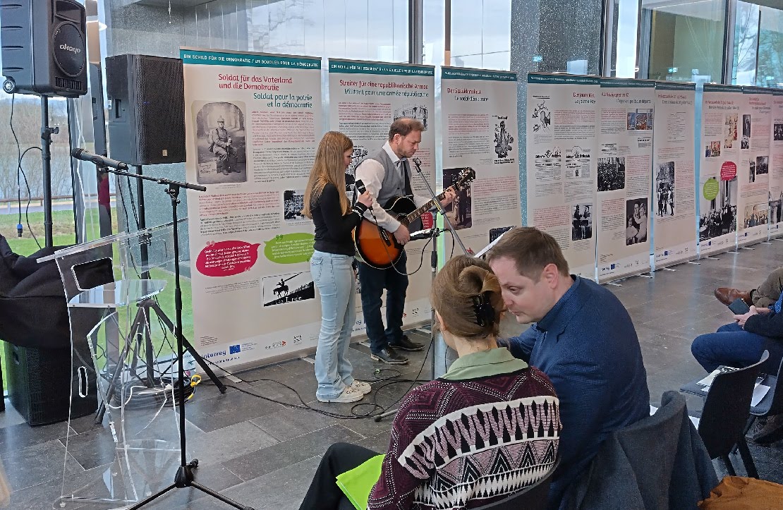 Impression von der Eröffnung der Ausstellung zu Julius Leber. Es sind einige der Rollups der Ausstellung zu sehen.