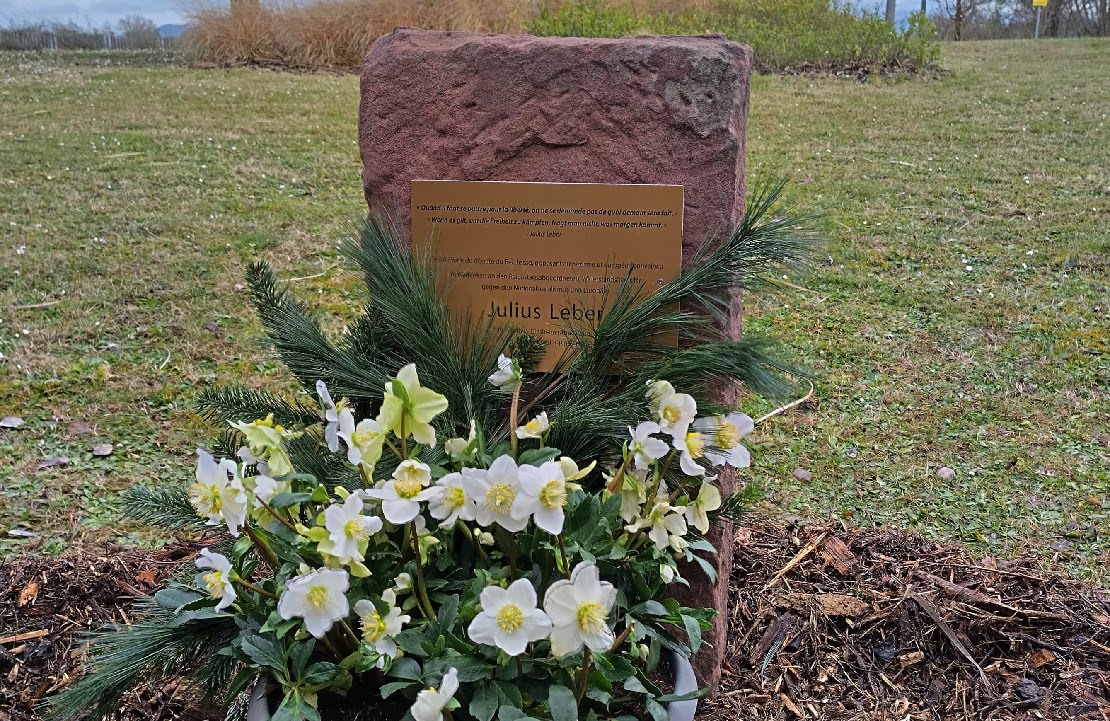 Stele auf der Rheininsel bei Breisach.